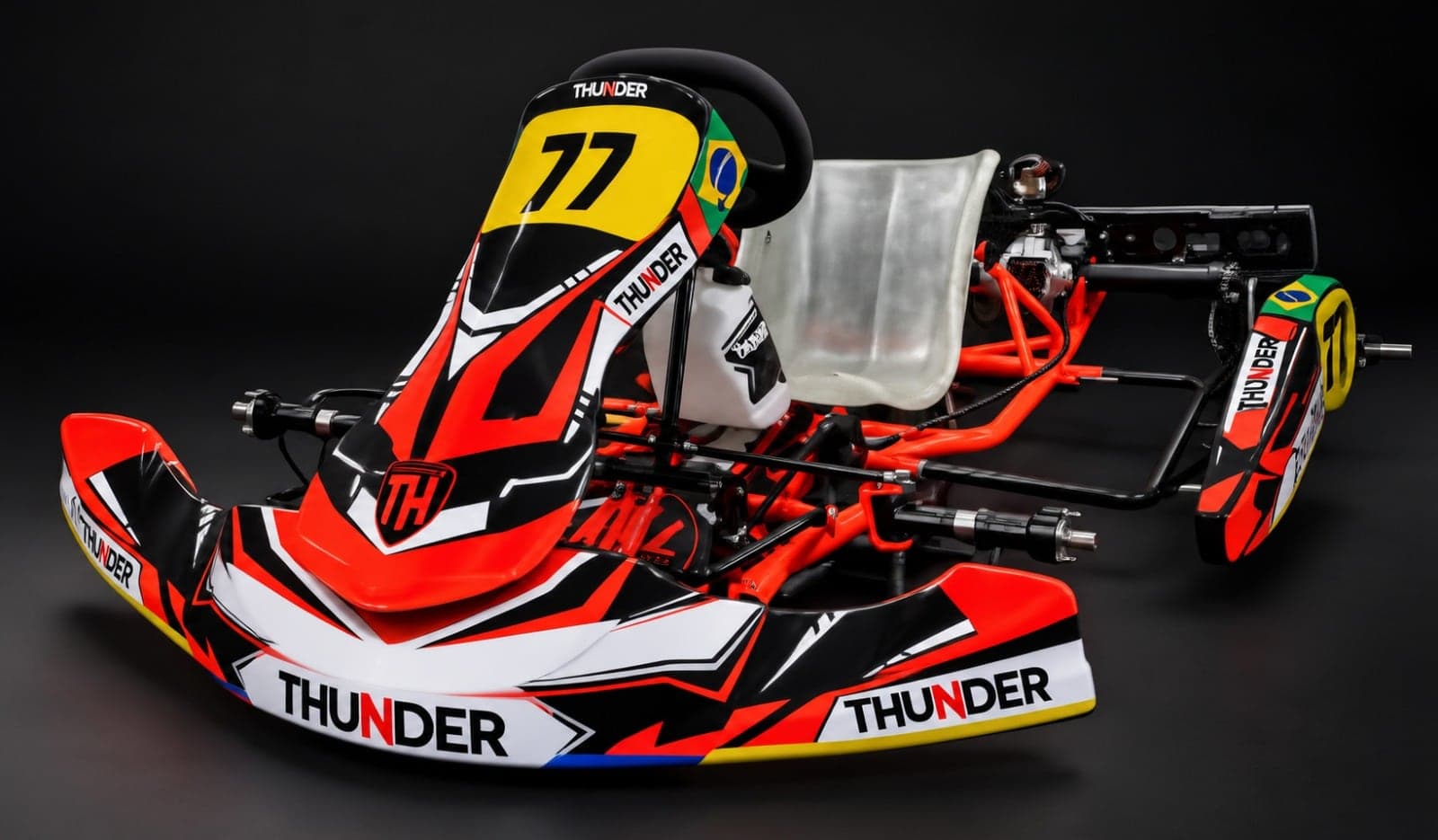 Chassi Thunder 77 em estúdio, sem rodas, com os componentes à vista