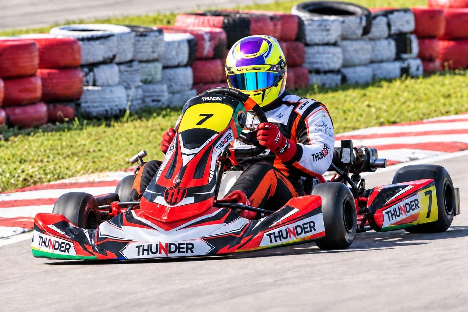 Kart Thunder em movimento na pista